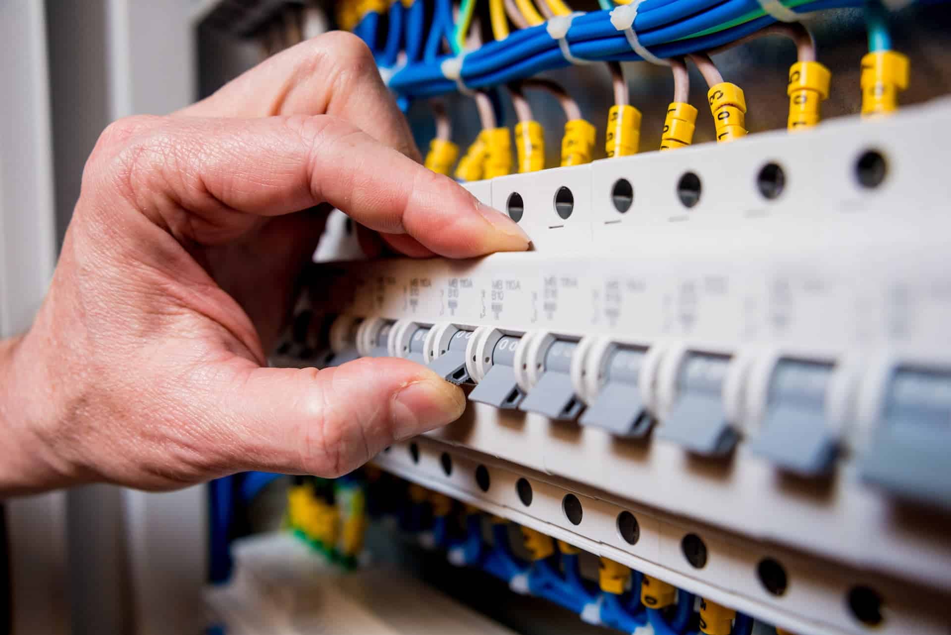 Prezentacja instalacji elektrycznej, konserwacja rozdzielnicy z bezpiecznikami i przewodami.