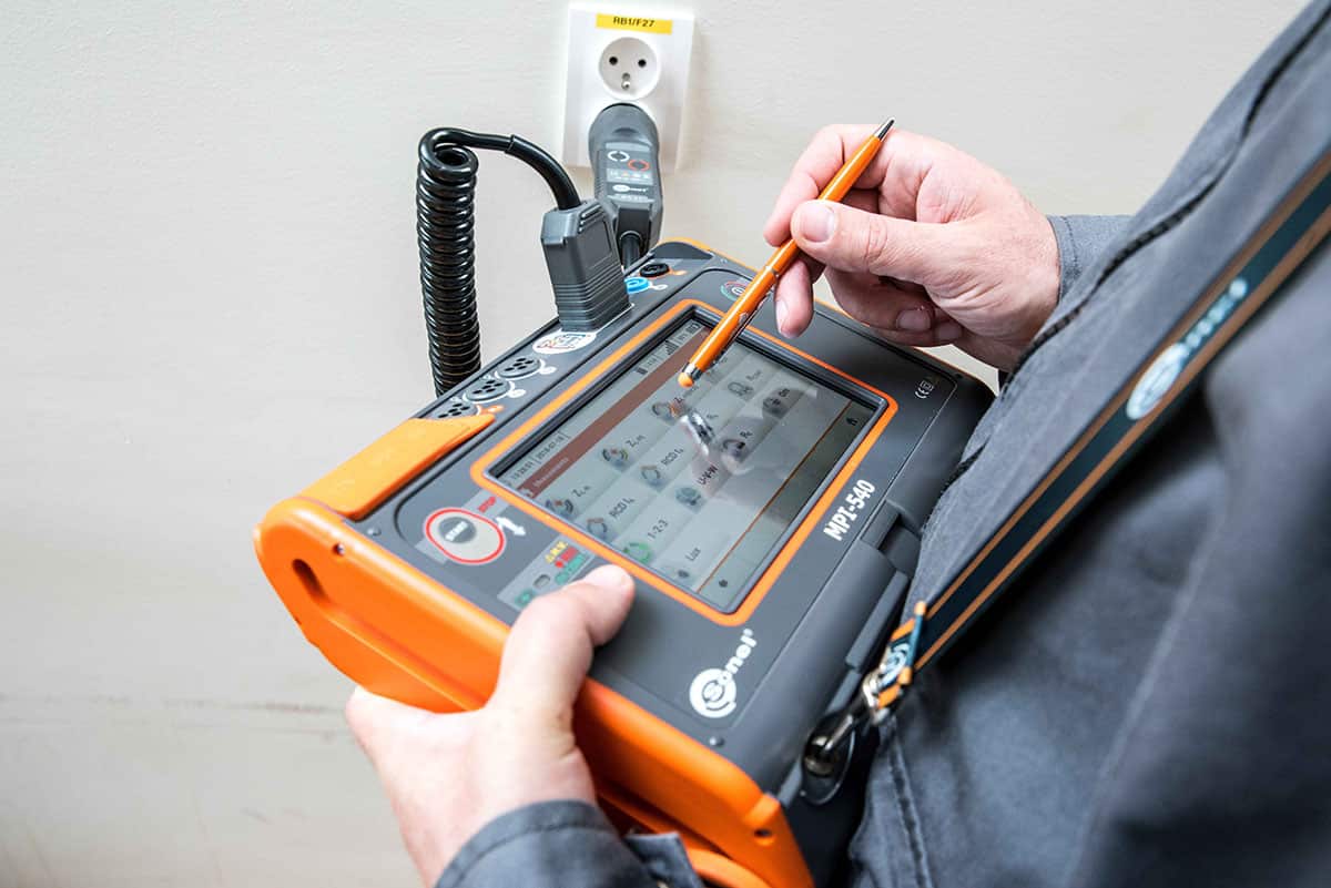 Narzędzie do diagnostyki elektrycznej i pomiarów instalacji elektrycznych.